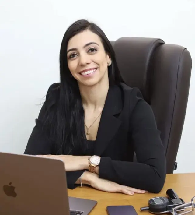 Nutricionista Tauane Barbosa em atendimento no consultório em Guaíra, SP